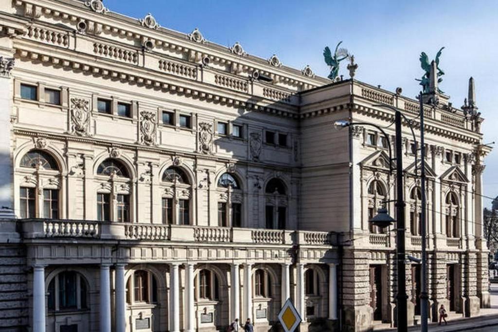 Apartment In The Center Of "Opera" リヴィウ エクステリア 写真